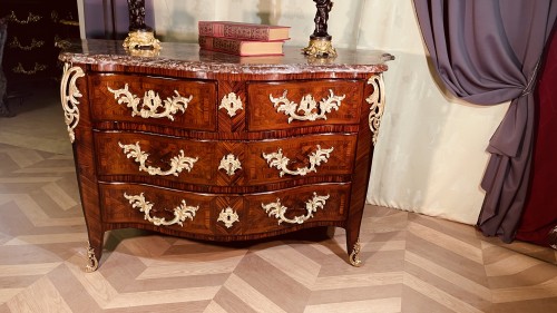 XVIIIe siècle - Commode Louis XV estampillée MONDON