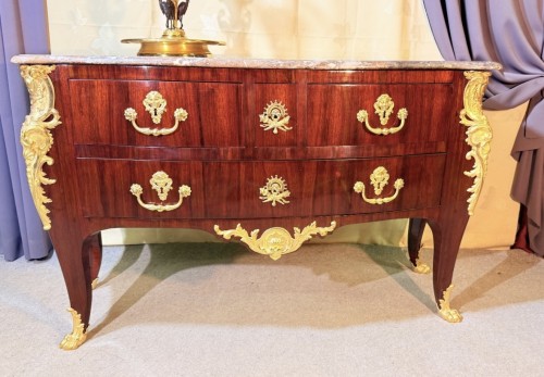 Commode Régence dite à la Cressent, France 18e siècle - Mobilier Style Régence