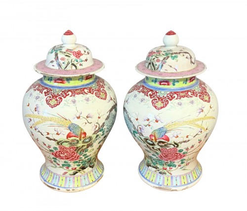 Paire de potiches couvertes en porcelaine Famille Rose, Chine XVIIIe siècle