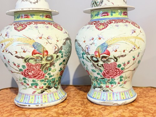 Paire de potiches couvertes en porcelaine Famille Rose, Chine XVIIIe siècle - Arts d