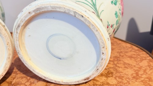 Paire de potiches couvertes en porcelaine Famille Rose, Chine XVIIIe siècle - Galerie Leroy