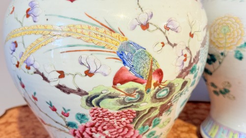 XVIIIe siècle - Paire de potiches couvertes en porcelaine Famille Rose, Chine XVIIIe siècle