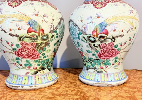 Paire de potiches couvertes en porcelaine Famille Rose, Chine XVIIIe siècle - 