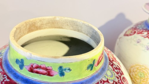  - Paire de potiches couvertes en porcelaine Famille Rose, Chine XVIIIe siècle