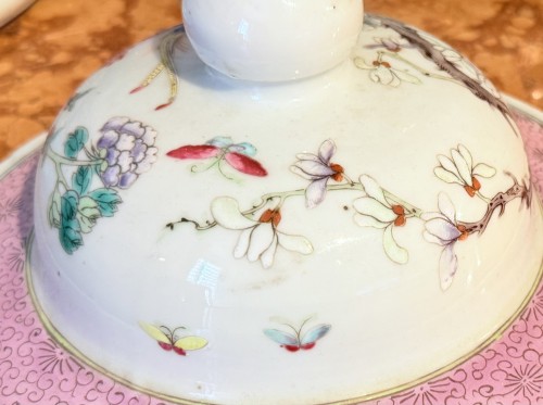 Antiquités - Paire de potiches couvertes en porcelaine Famille Rose, Chine XVIIIe siècle