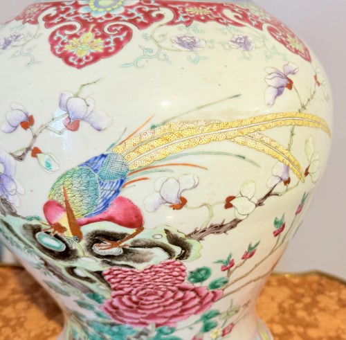 Antiquités - Paire de potiches couvertes en porcelaine Famille Rose, Chine XVIIIe siècle