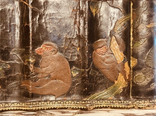 Coffret SUSSE Frères , en cuir gaufré  à décor de singes et scarabées - Objets de Vitrine Style Napoléon III