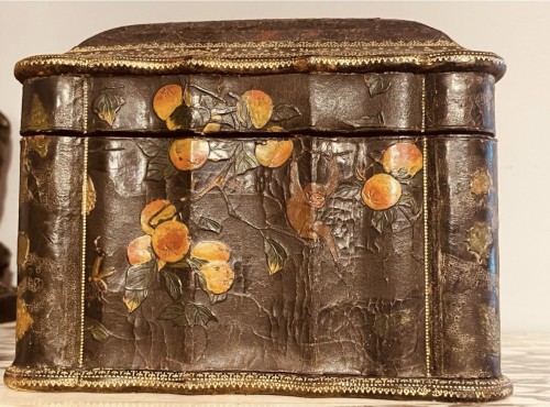 Coffret SUSSE Frères , en cuir gaufré  à décor de singes et scarabées - Galerie Leroy