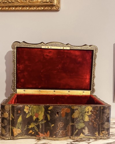 XIXe siècle - Coffret SUSSE Frères , en cuir gaufré  à décor de singes et scarabées