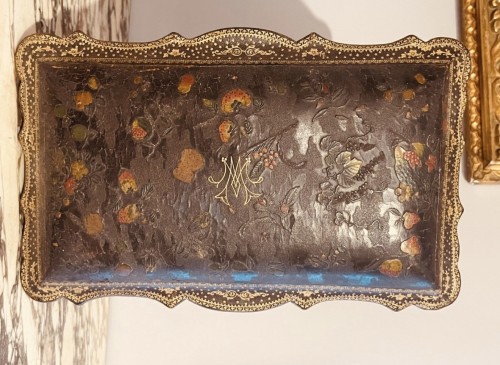 Antiquités - Coffret SUSSE Frères , en cuir gaufré  à décor de singes et scarabées