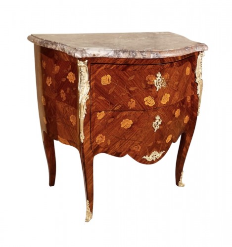 Petite commode d'entre deux Louis XV