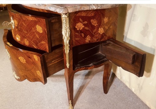 Petite commode d'entre deux Louis XV - Mobilier Style Louis XV