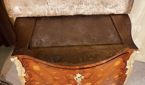 Antiquités - Petite commode d'entre deux Louis XV