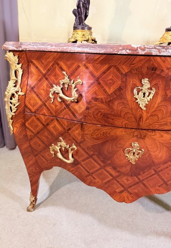 Commode Louis XV galbée - Mobilier Style Louis XV