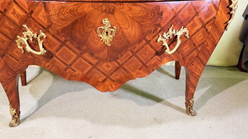 XVIIIe siècle - Commode Louis XV galbée