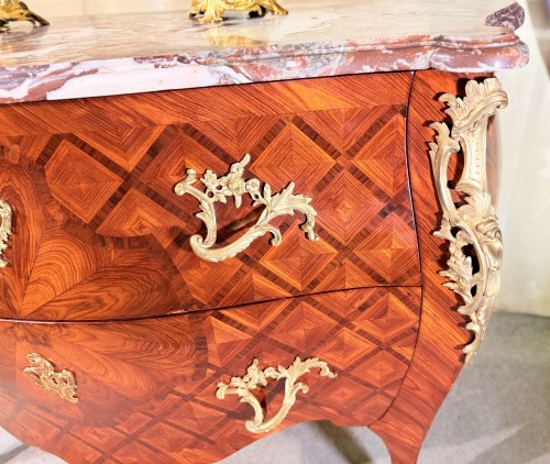 Antiquités - Commode Louis XV galbée