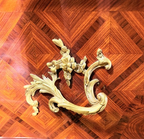 Antiquités - Commode Louis XV galbée