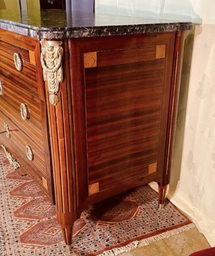 Mobilier Commode - Commode Louis XVI en placage de satiné