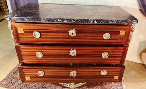 Commode Louis XVI en placage de satiné - Galerie Leroy