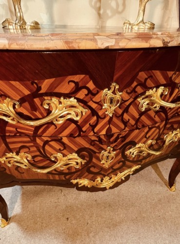 Antiquités - Commode Louis XV estampillée BVRB