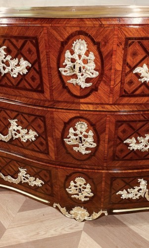 French Regence - Régence Commode with crowned “R” bronzes, circa 1740