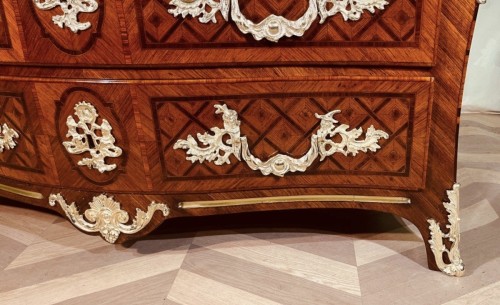 Antiquités - Régence Commode with crowned “R” bronzes, circa 1740