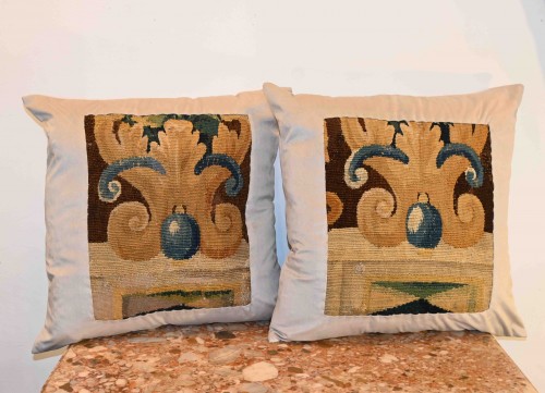 20th century - Pair of 17th Century Flemish Tapestry Cushions