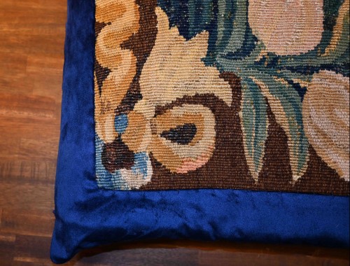 Pair of 17th-century Flemish tapestry cushions - Decorative Objects Style 