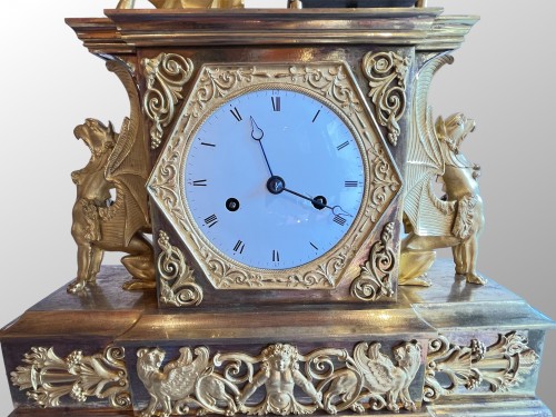 Horlogerie Pendule - L'Amour en cage, pendule en bronze doré d'époque Empire