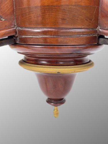 XIXe siècle - Guéridon ocotogonal en acajou, poirier et bronze doré fin 18e siècle