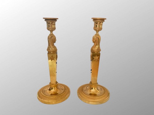 Paire de bougeoirs en bronze doré, début du XIXe siècle - Luminaires Style 