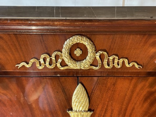 XIXe siècle - Commode à portes d'époque Empire attribuée à Alexandre Maigret