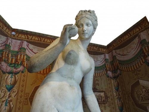 Vénus Victrix ou Vénus à la pomme, statue en pierre reconstituée - 