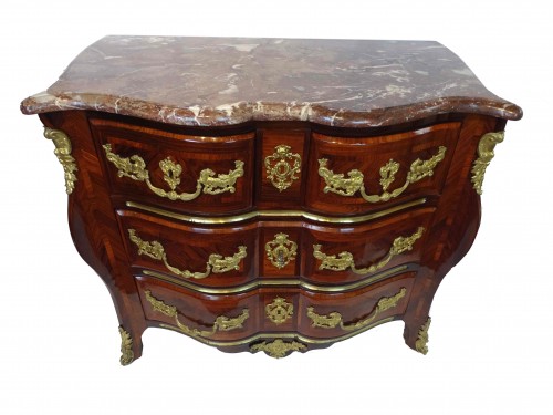 Commode en arbalète fin de l'époque Régence - Mobilier Style Régence