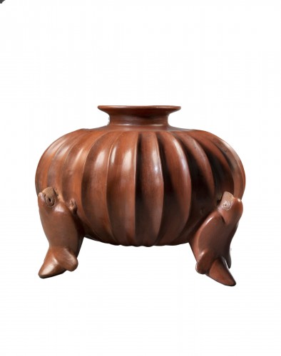 A  pumpkin-shaped tripod ceremonial vase - Comala