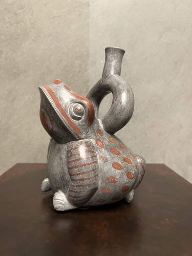 Stirrup bottleneck vase representing a buffalo toad - Ancient Art Style 