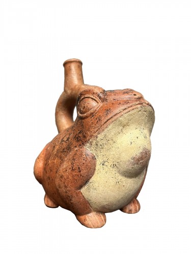 Stirrup bottleneck vase representing a buffalo toad