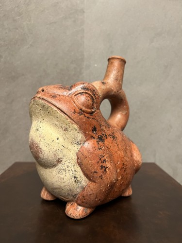 Stirrup bottleneck vase representing a buffalo toad - Ancient Art Style 