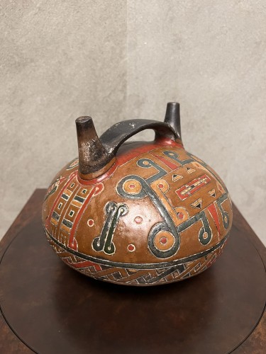 Archéologie  - Vase double etrier représentant une divinité