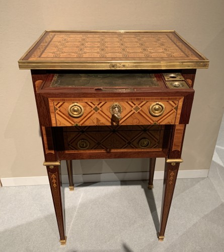 Petite table d’époque Louis XVI estampillée Dester - Mobilier Style Louis XVI