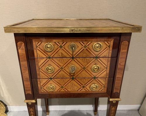 Mobilier Table & Guéridon - Petite table Louis XVI estampillée Dester