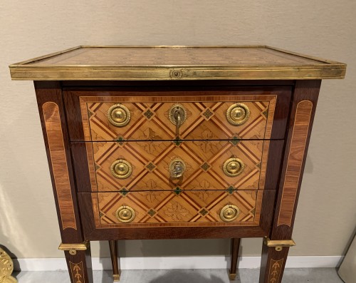 Mobilier Table & Guéridon - Petite table d’époque Louis XVI estampillée Dester