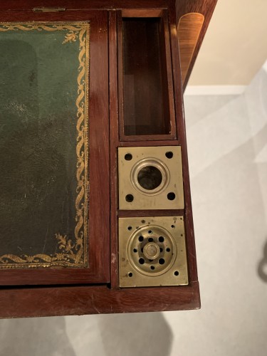 Petite table d’époque Louis XVI estampillée Dester - Louis XVI