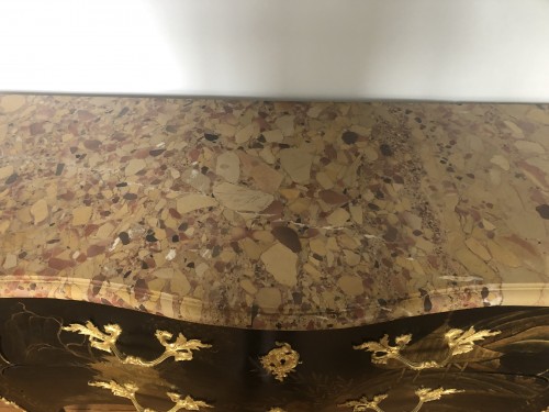 XVIIIe siècle - Commode en laque de Chine d’époque Louis XV estampillée CRIAERD