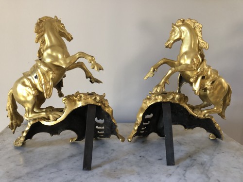 Paire de chenets aux chevaux d’époque Louis XV - Galerie Bordet