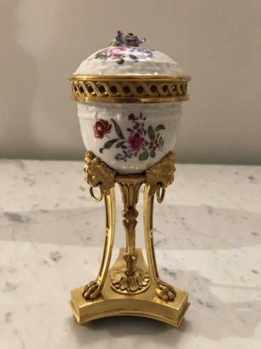 XVIIIe siècle - Garniture en porcelaine de Meissen d’époque Louis XVI