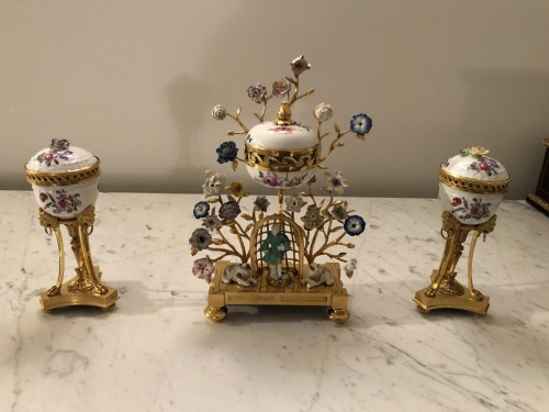 Louis XVI - Garniture en porcelaine de Meissen d’époque Louis XVI
