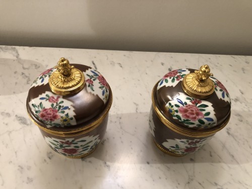 Objet de décoration Cassolettes, coupe et vase - Paire de pots couverts d'époque Kangxi