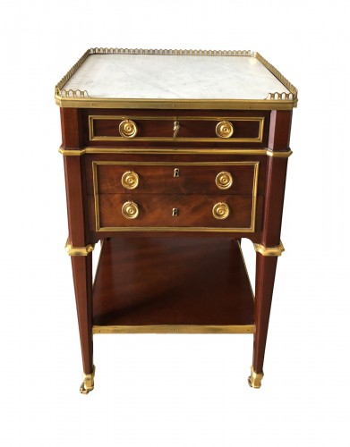 Petite table Louis XVI estampillée Riesener