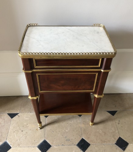 XVIIIe siècle - Petite table Louis XVI estampillée Riesener